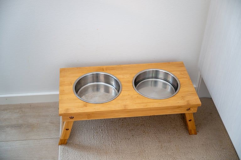 Elevated Oak Feeding Station - Pawiture